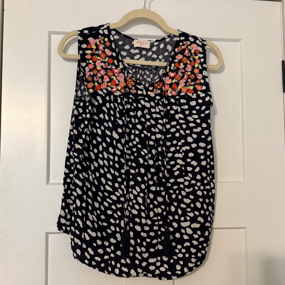 Hailey & Co Women’s Small Floral Black and White Sleeveless Top